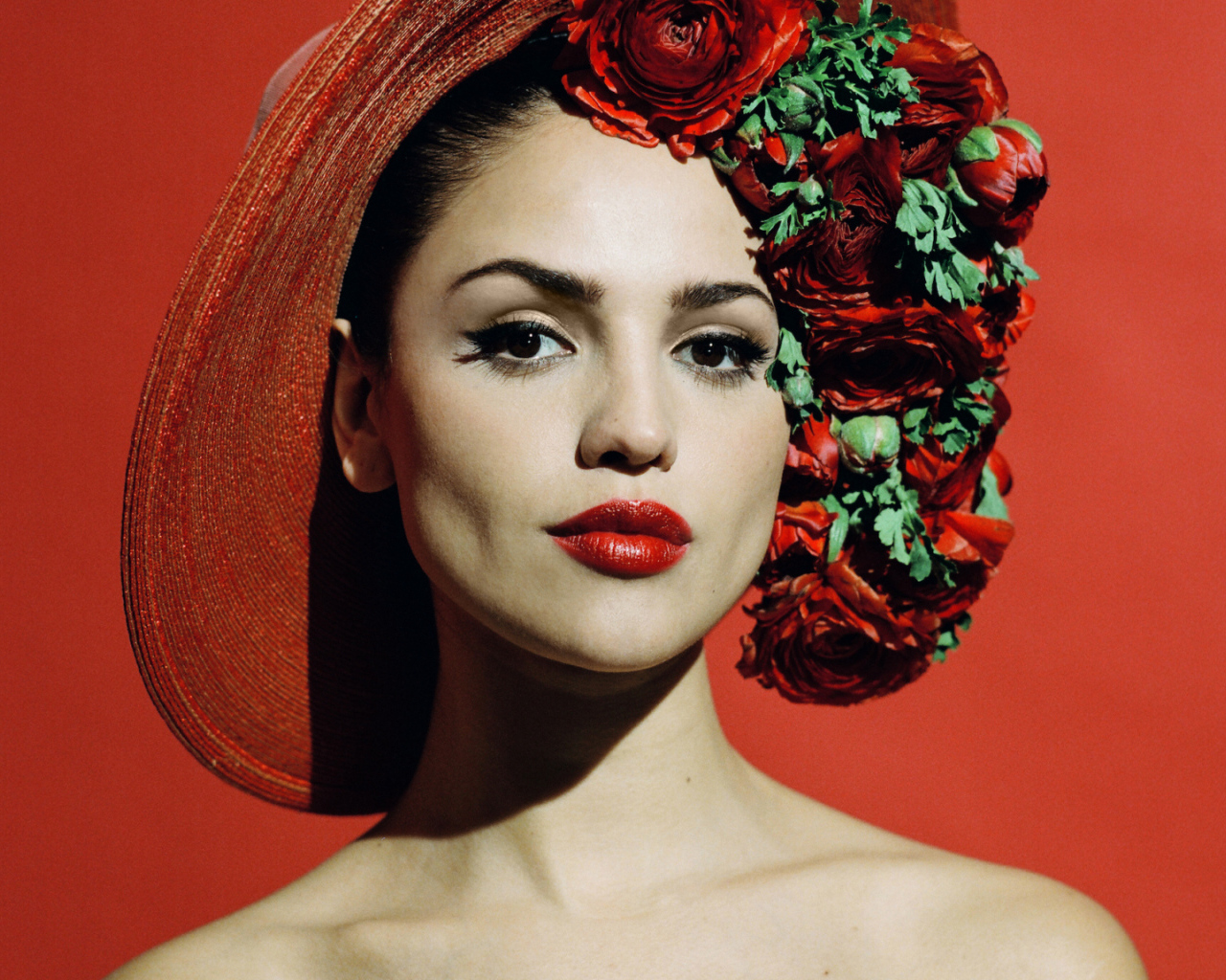 Актриса Эйса Гонсалес в шляпе с розами