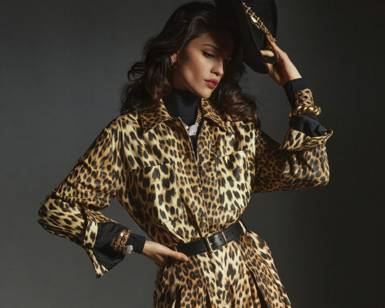 Актриса Эйса Гонсалес в леопардовом пальто