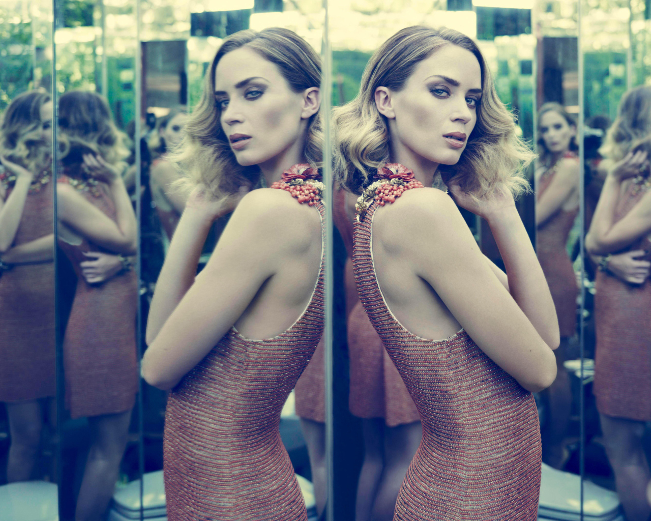 Актриса Эмили Блант отражается в зеркале