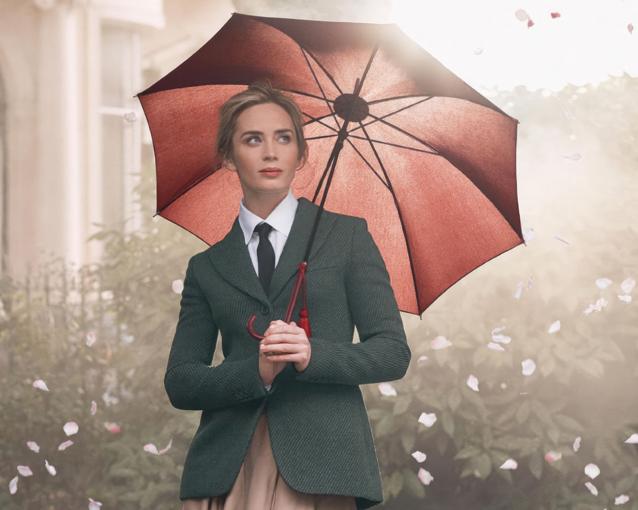 Актриса Эмили Блант стоит под зонтом