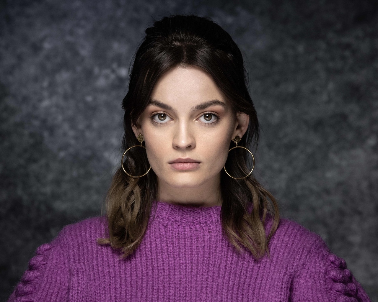 Актриса Эмма Маки на сером фоне