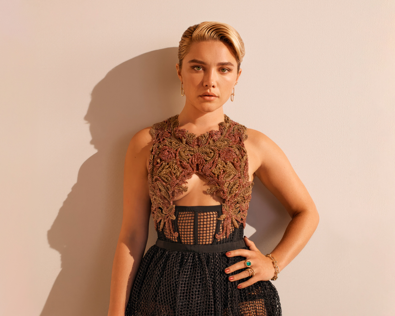 Актриса Флоренс Пью в платье позирует у стены