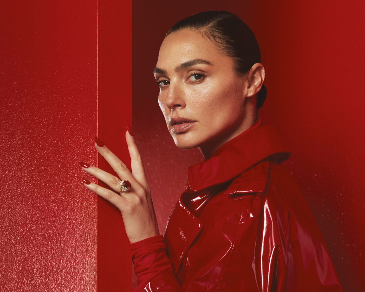 Актриса Галь Гадот в красной кожаной куртке