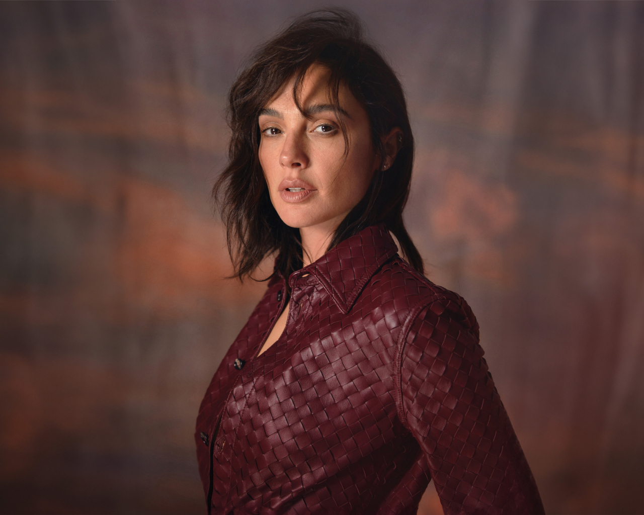 Актриса Галь Гадот в красной кожаной куртке