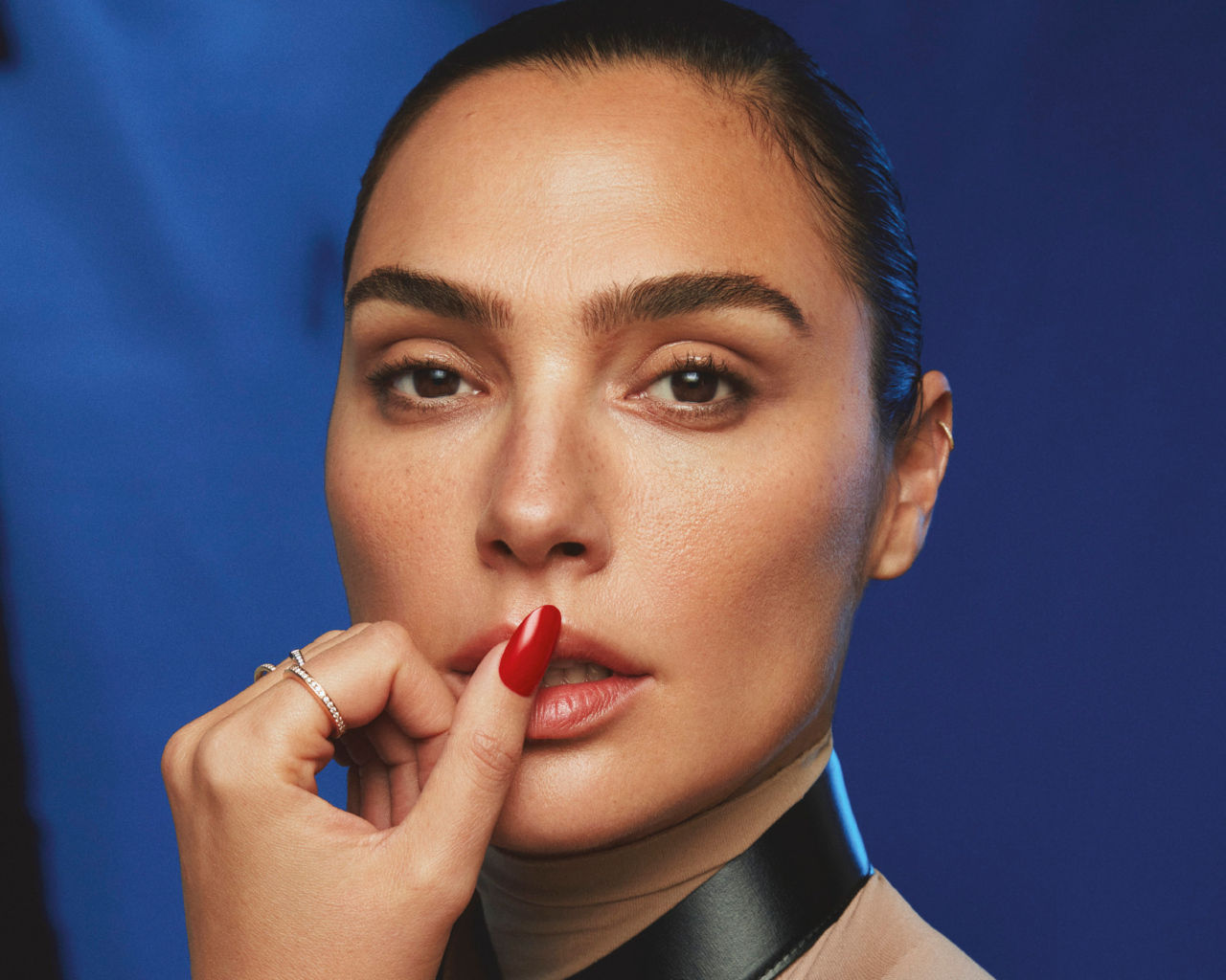 Красный маникюр у актрисы Галь Гадот