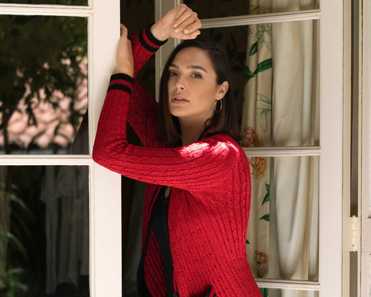 Актриса Галь Гадот стоит у окна