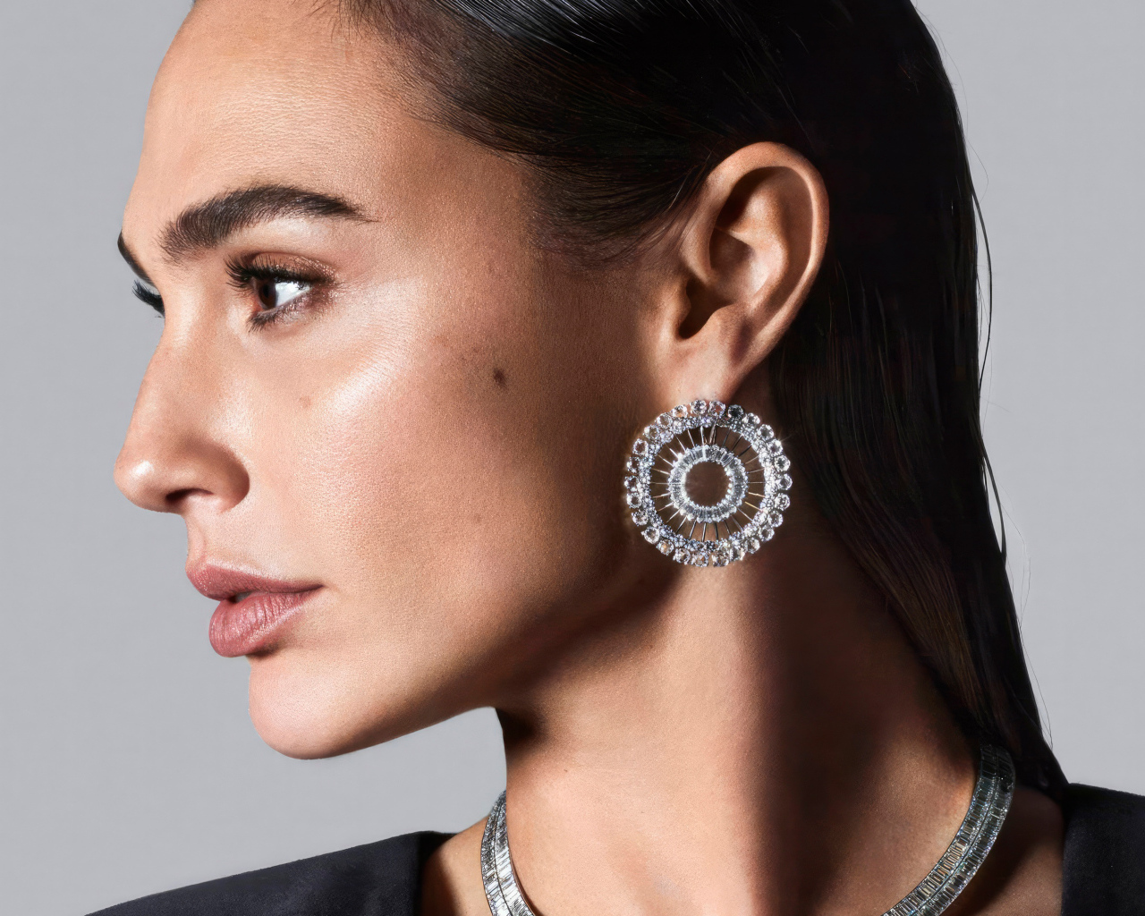 Красивые серьги у актрисы Галь Гадот