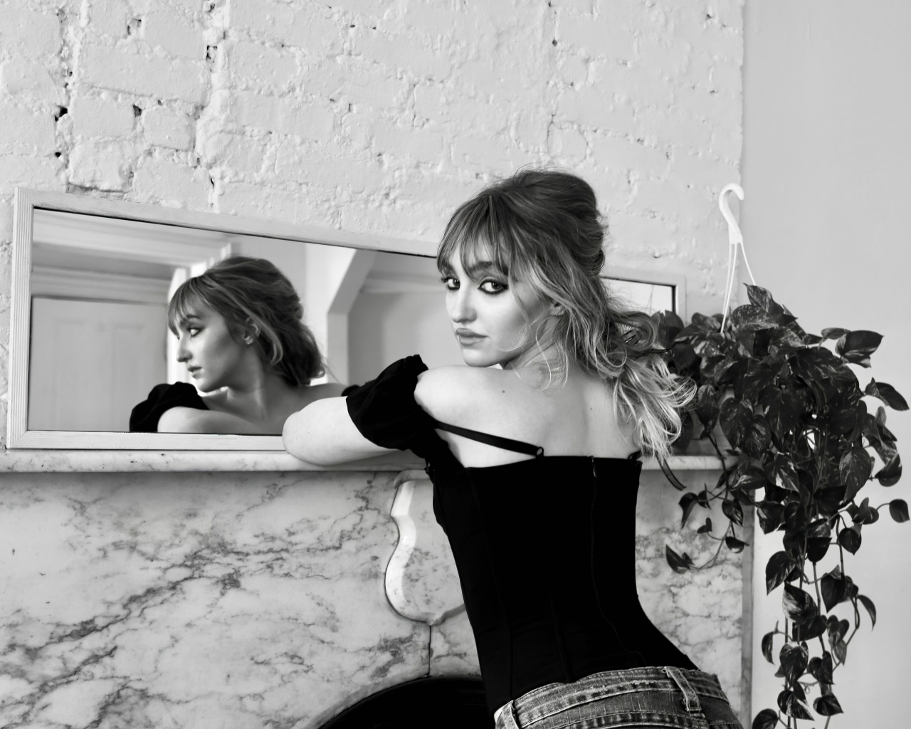 Актриса Гален Хоппер стоит у зеркала