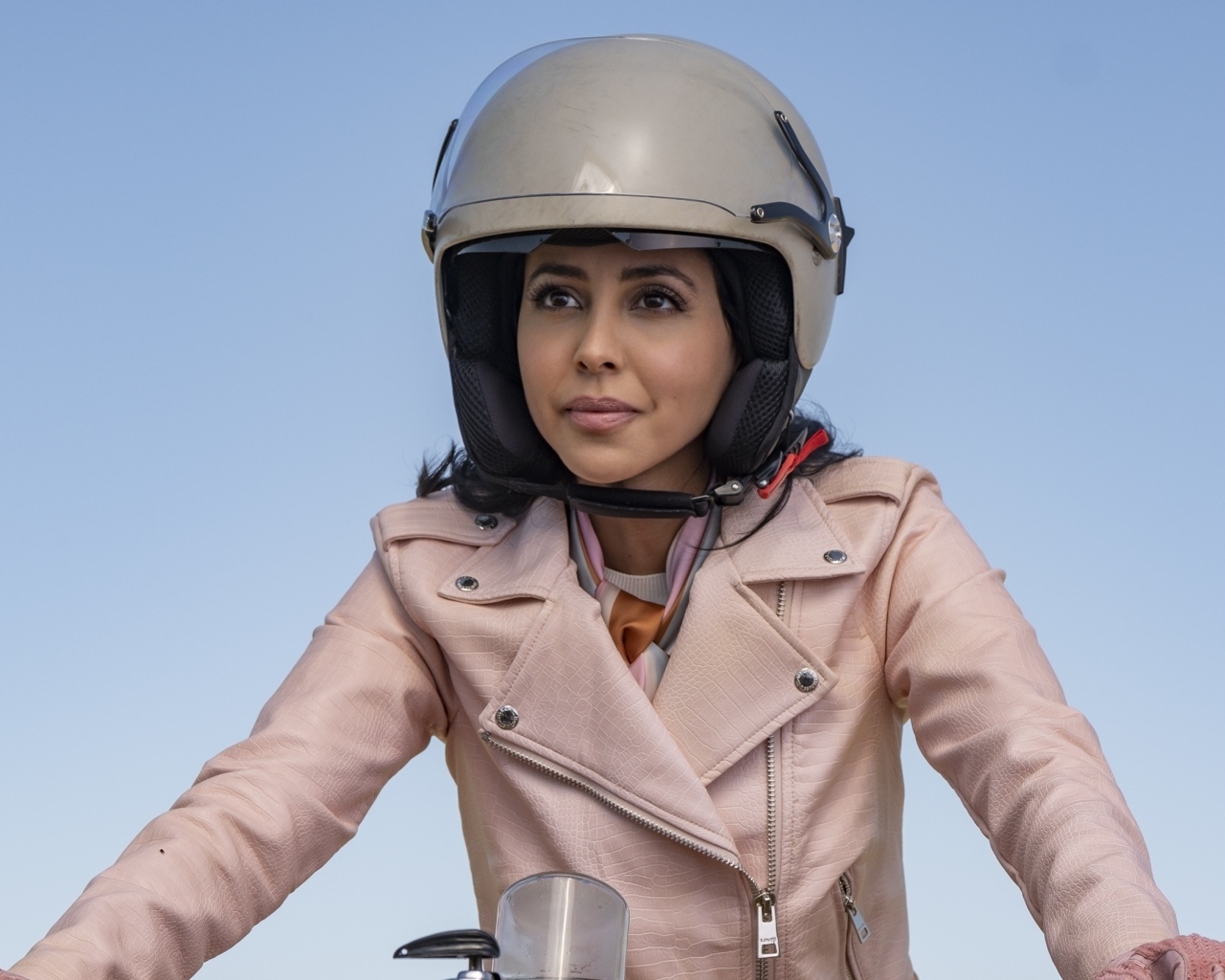 Актриса Джиа Сандху в шлеме на голубом фоне