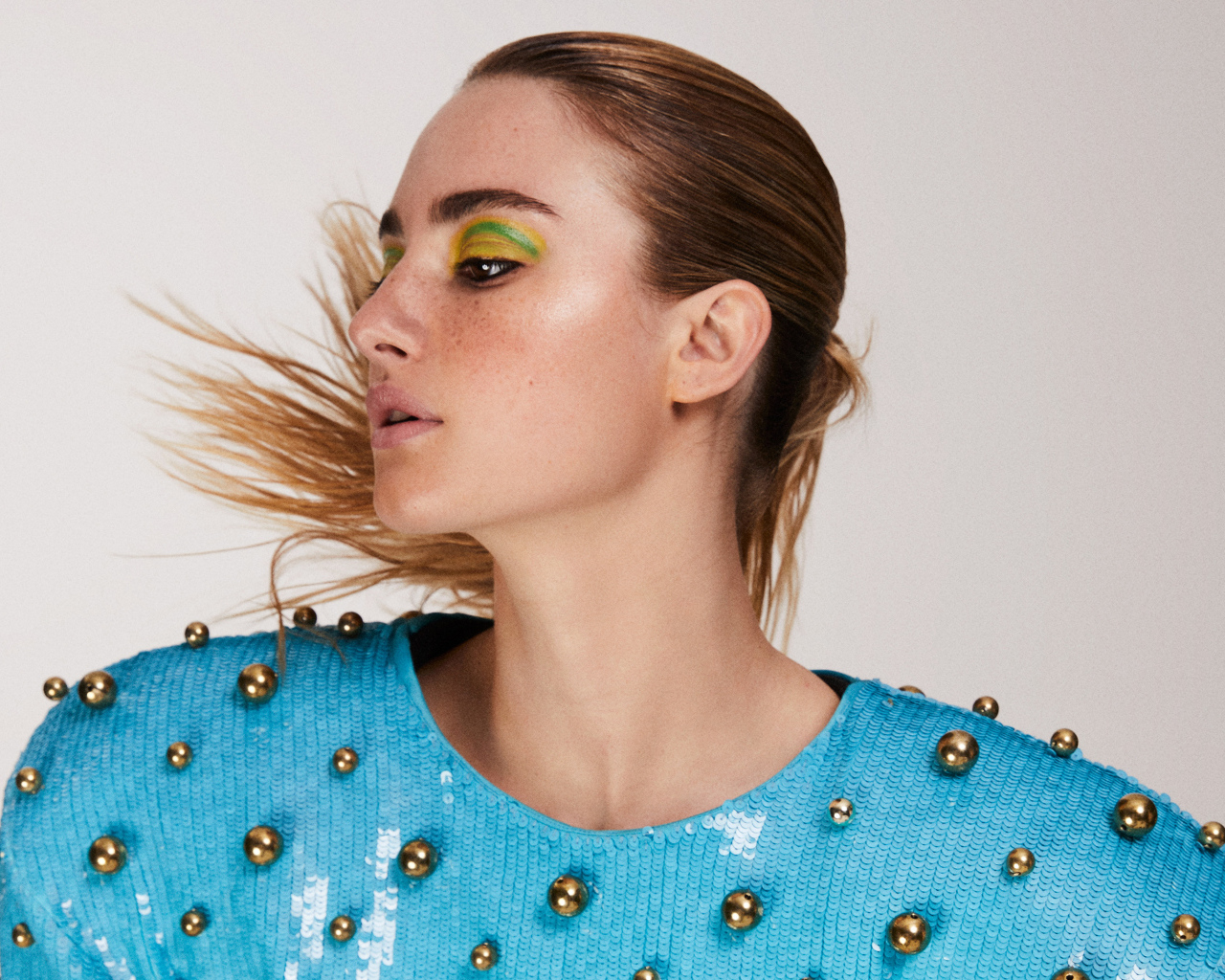 Актриса Грейс ван Паттен на сером фоне