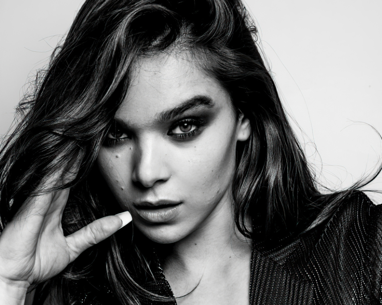 Актриса Хейли Стейнфилд черно-белое фото