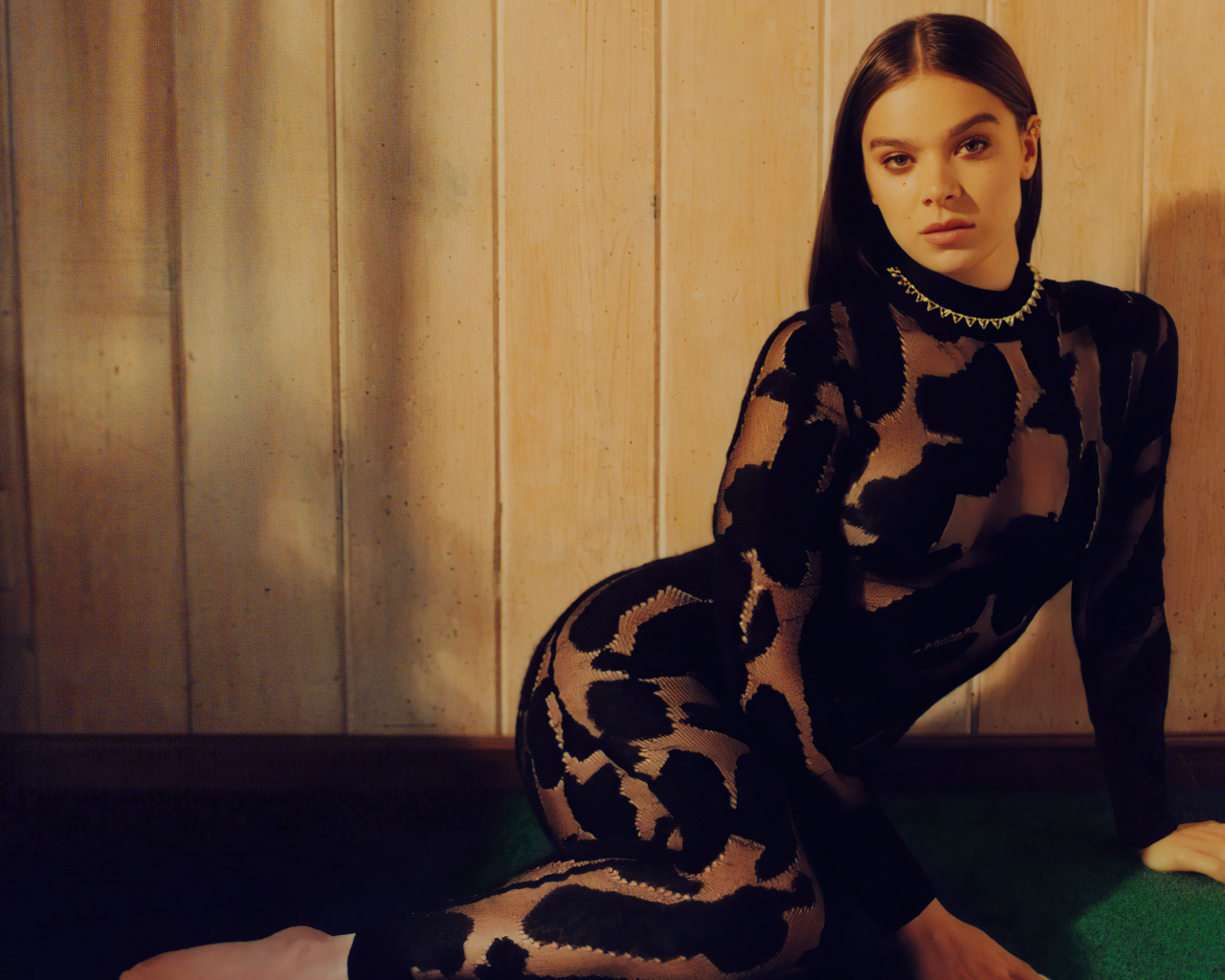 Актриса Хейли Стейнфилд в черном платье у стены