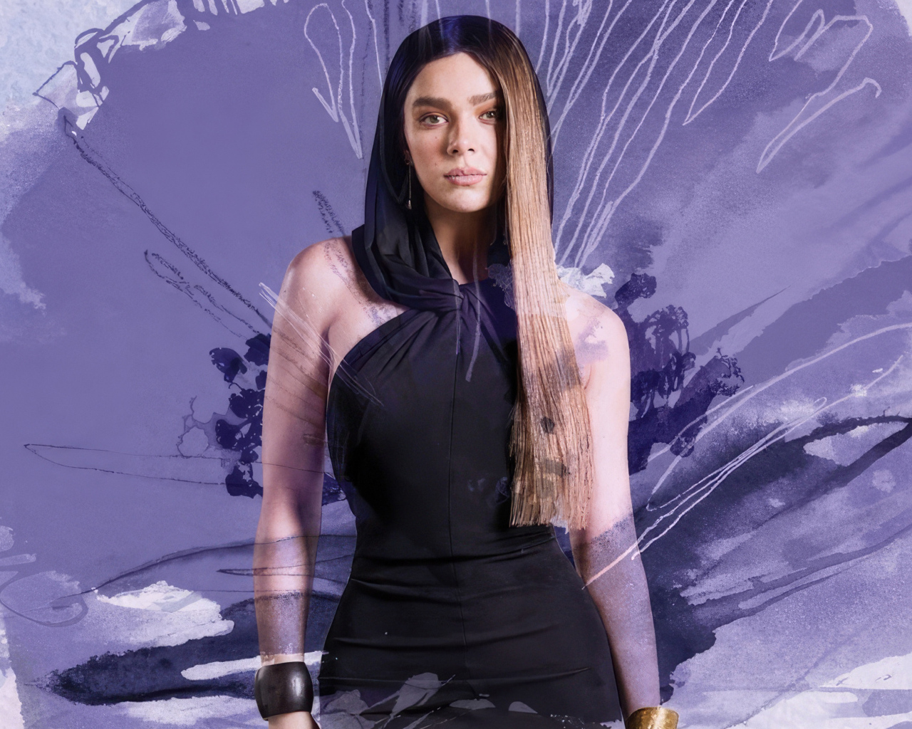 Актриса Хейли Стайнфелд на фоне рисунка на стене