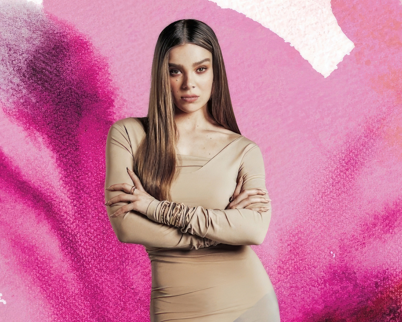 Актриса Хейли Стайнфелд на розовом фоне