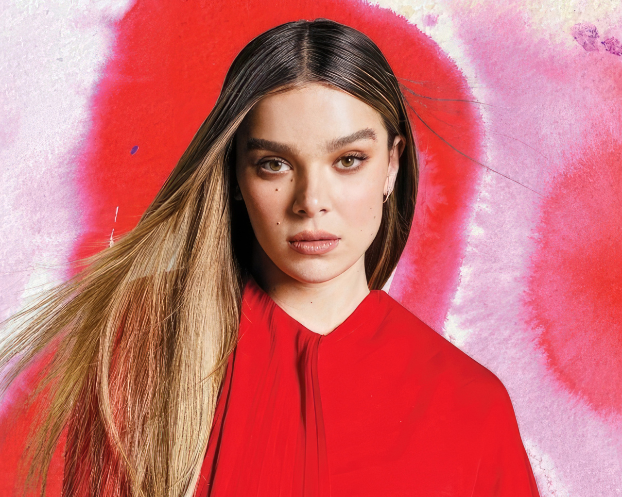 Актриса Хейли Стайнфелд на красном фоне