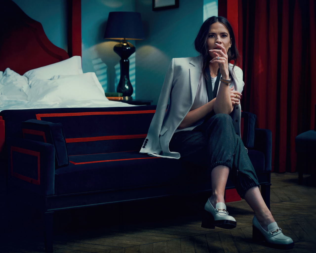 Актриса Хейли Этвелл сидит на кровати