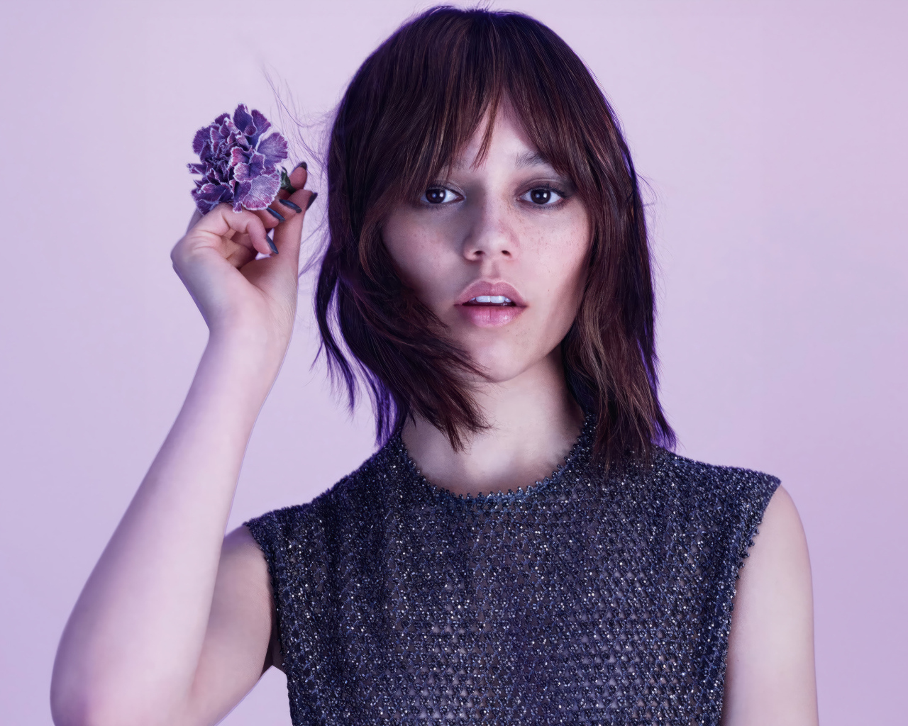 Актриса Дженна Ортега с цветком гвоздики