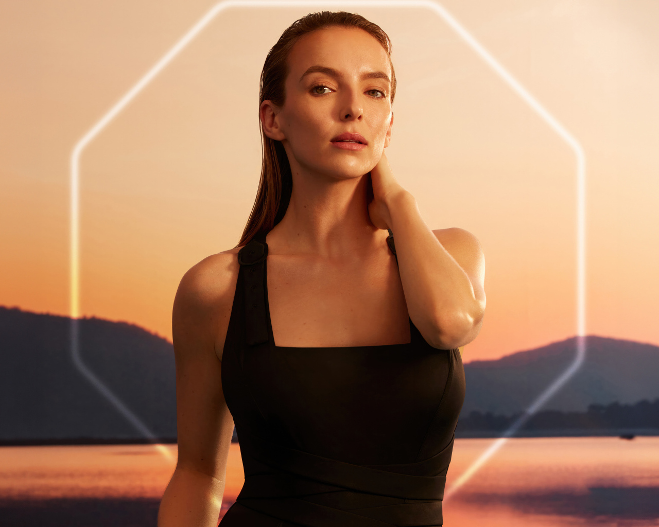 Актриса Джоди Комер в черном платье