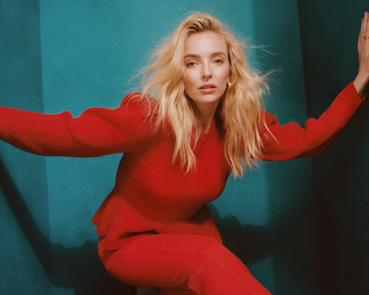 Актриса Джоди Комер в красном наряде