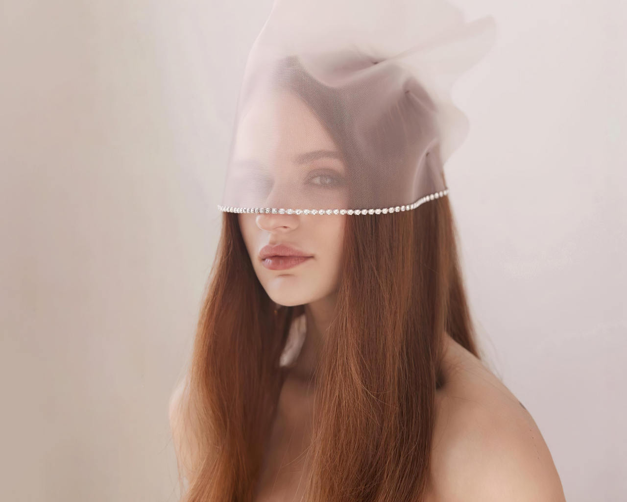 Актриса Джоуи Кинг с вуалью на лице