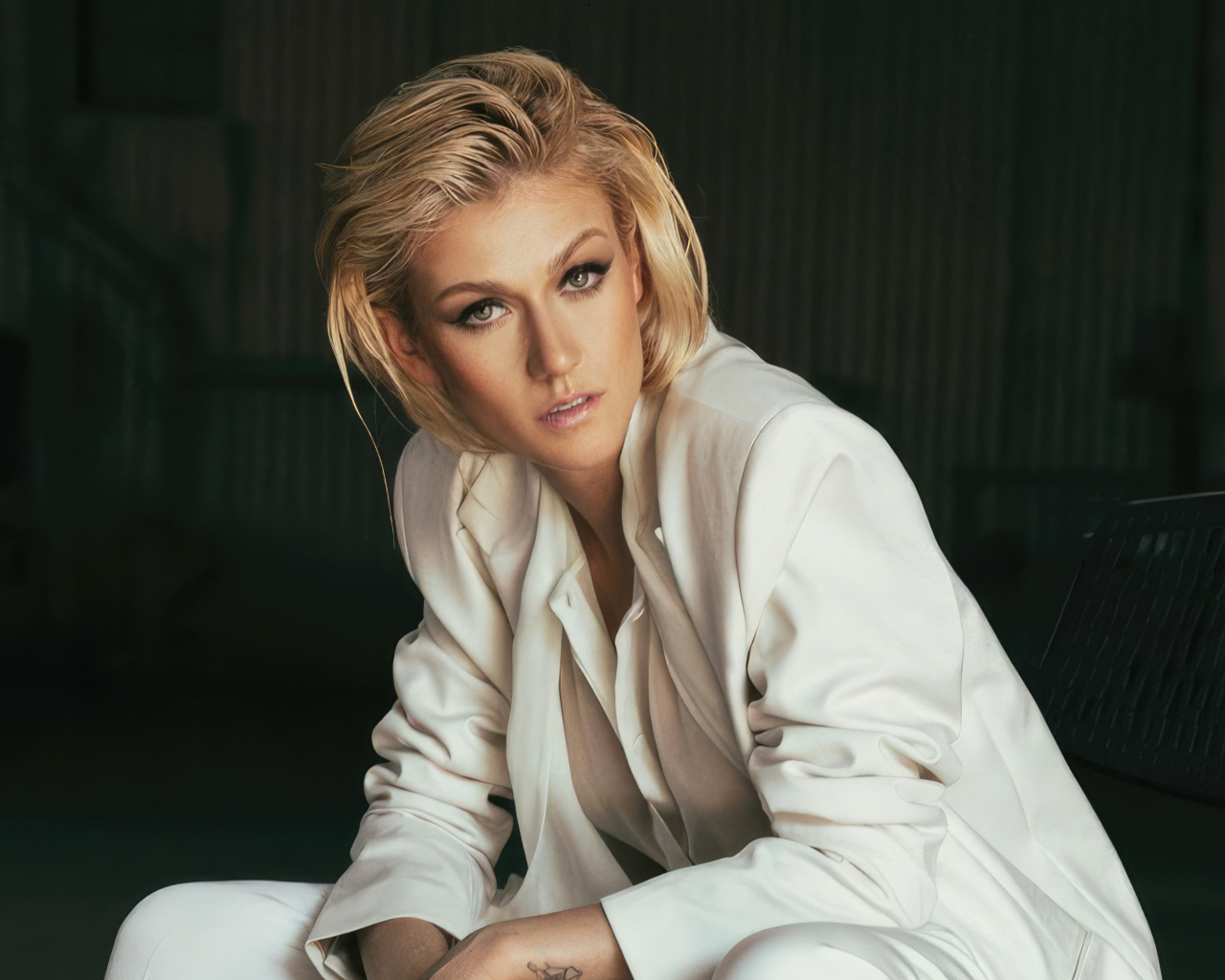 Актриса Кэтрин Макнамара в белом костюме