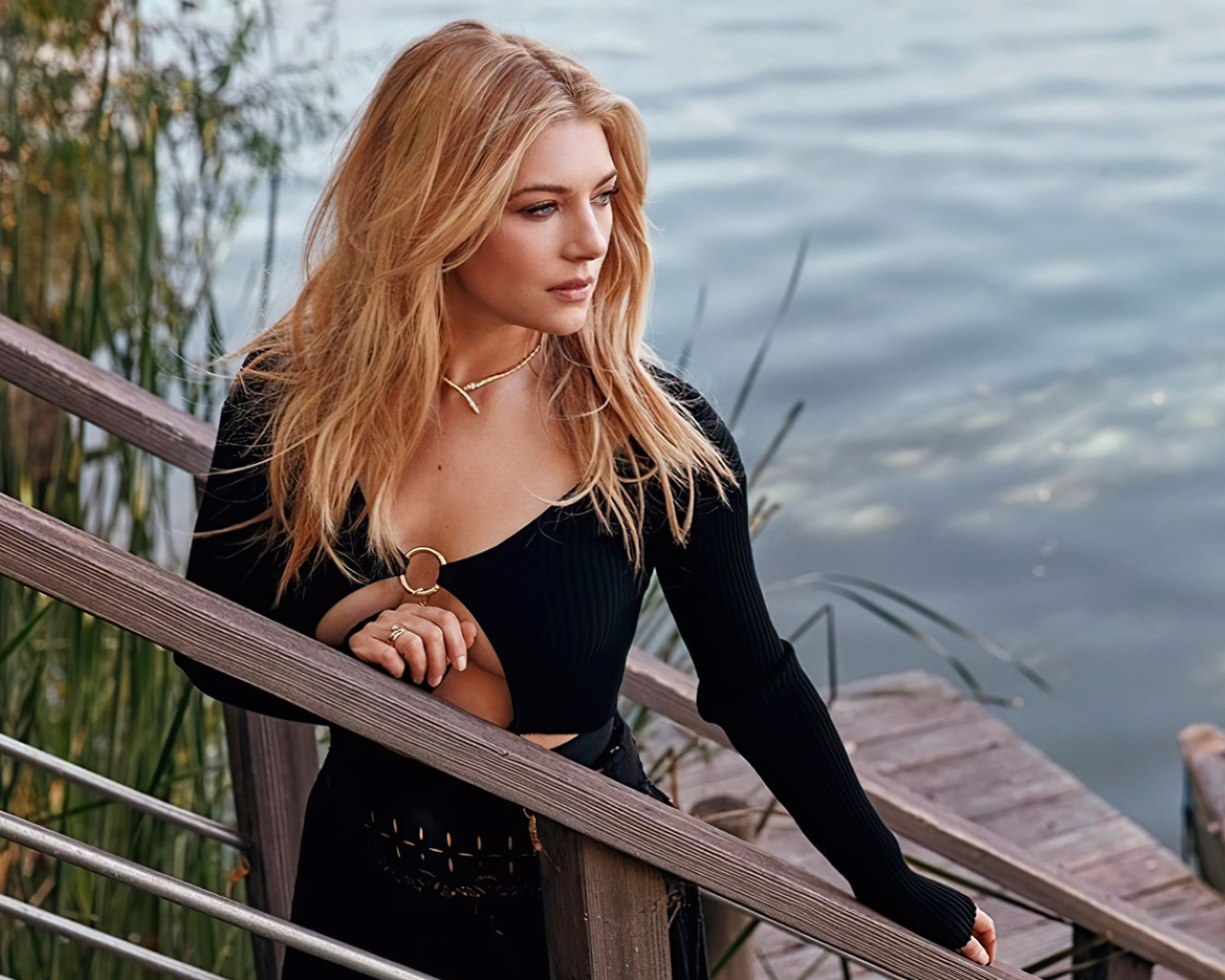 Актриса Кэтрин Винник стоит на мосту