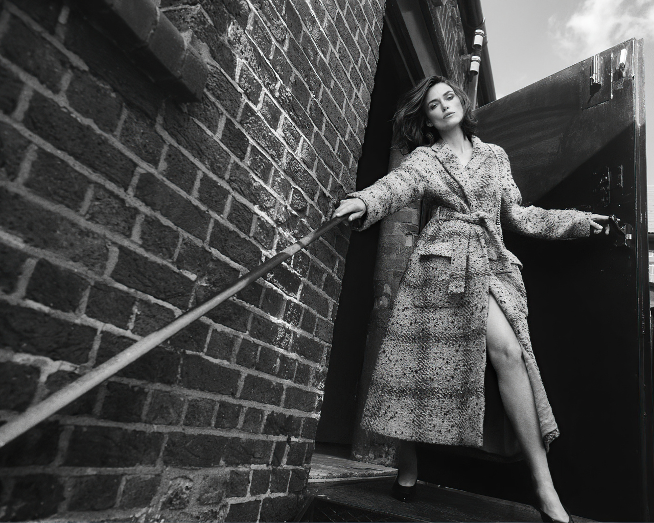 Актриса Кира Найтли в пальто у стены
