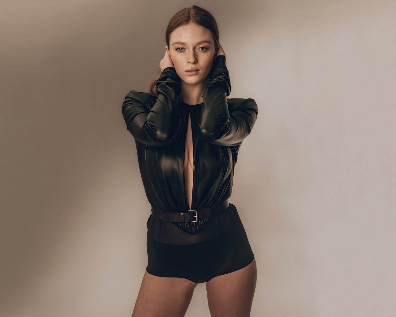 Актриса Ларсен Томпсон в черном костюме