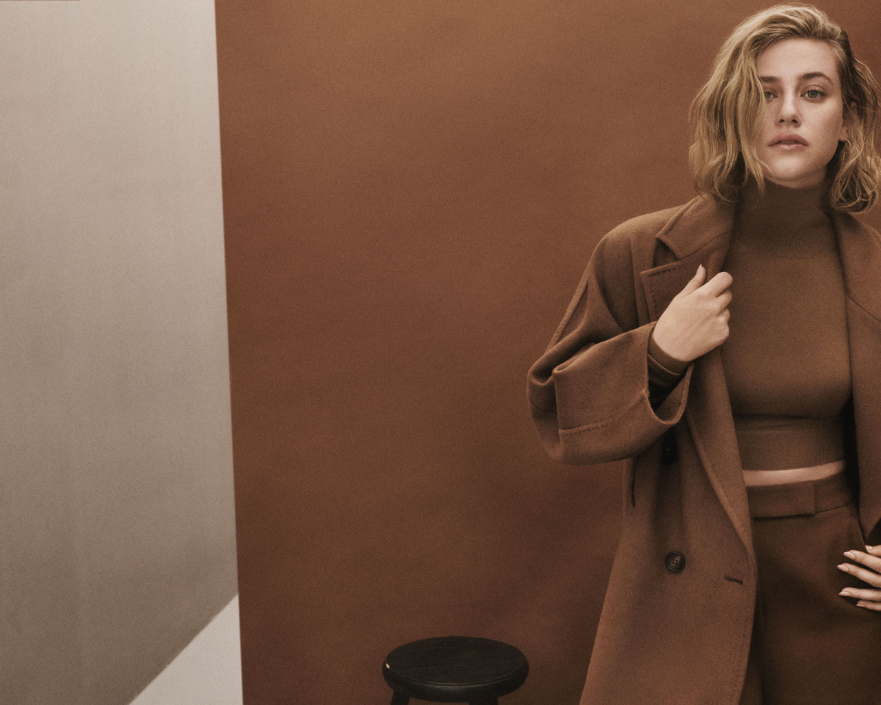 Актриса Лили Рейнхарт в коричневом пальто