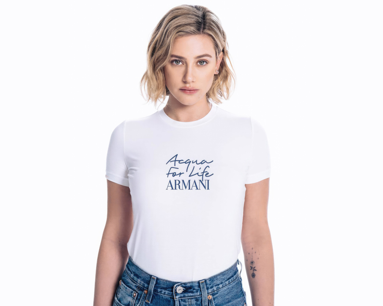 Актриса Лили Рейнхарт в футболке Армани