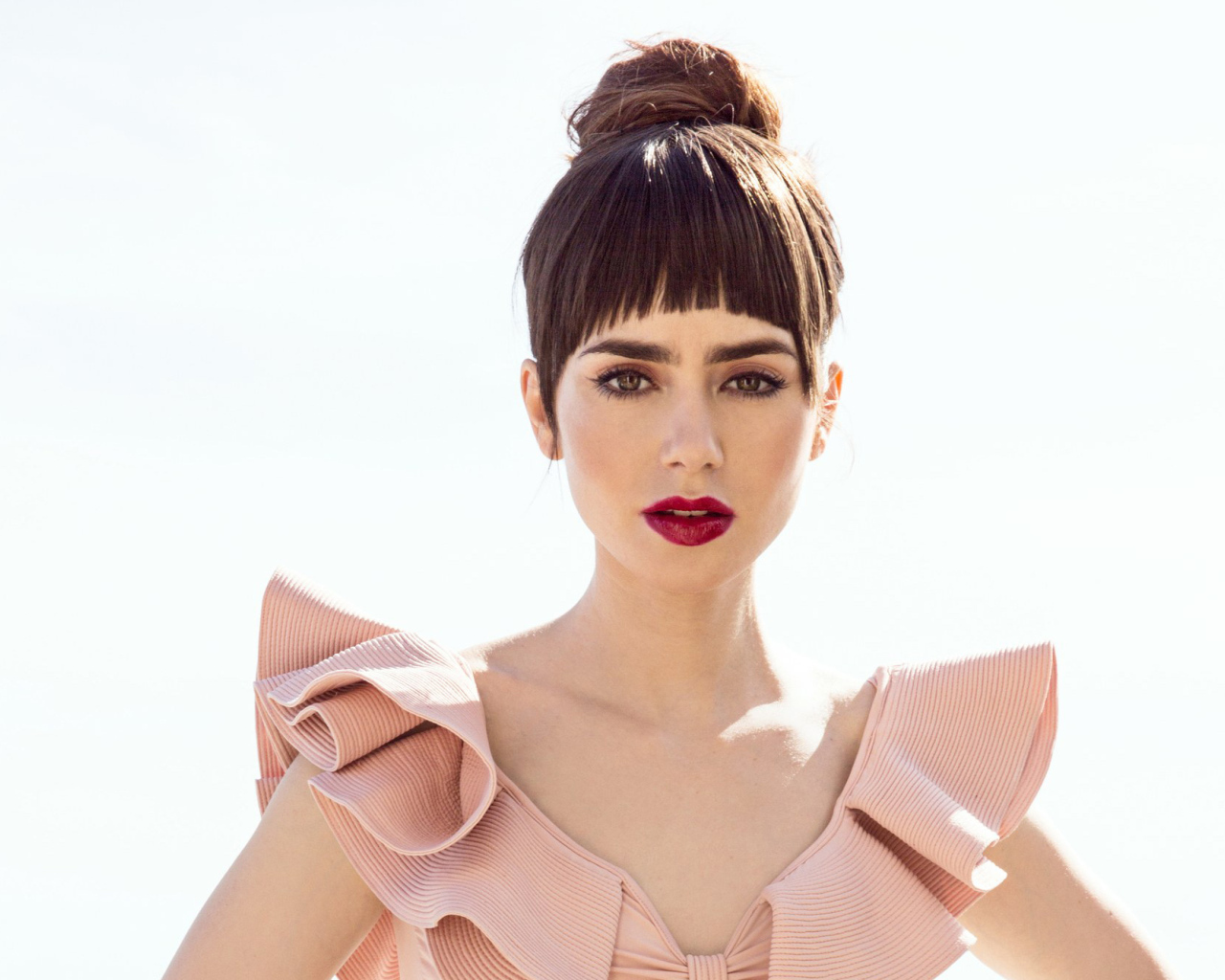 Актриса Лили Коллинз в розовом платье