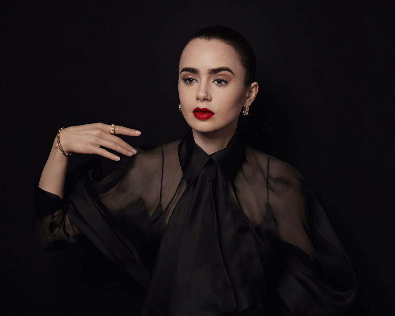 Актриса Лили Коллинз в черном наряде