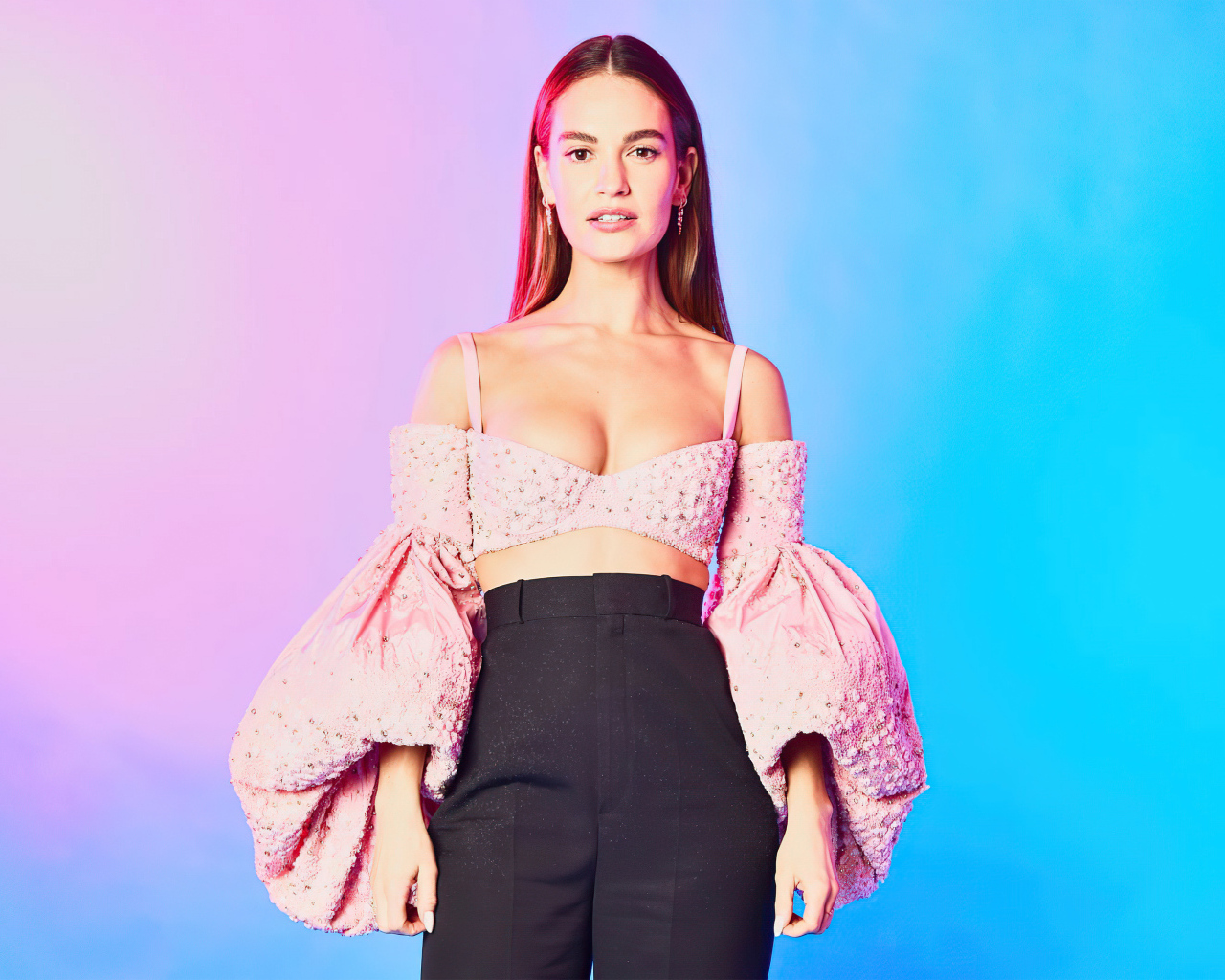 Актриса Лили Джеймс на разноцветном фоне