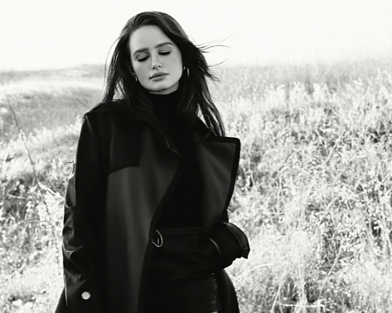 Актриса Мэделин Петш в черном пальто