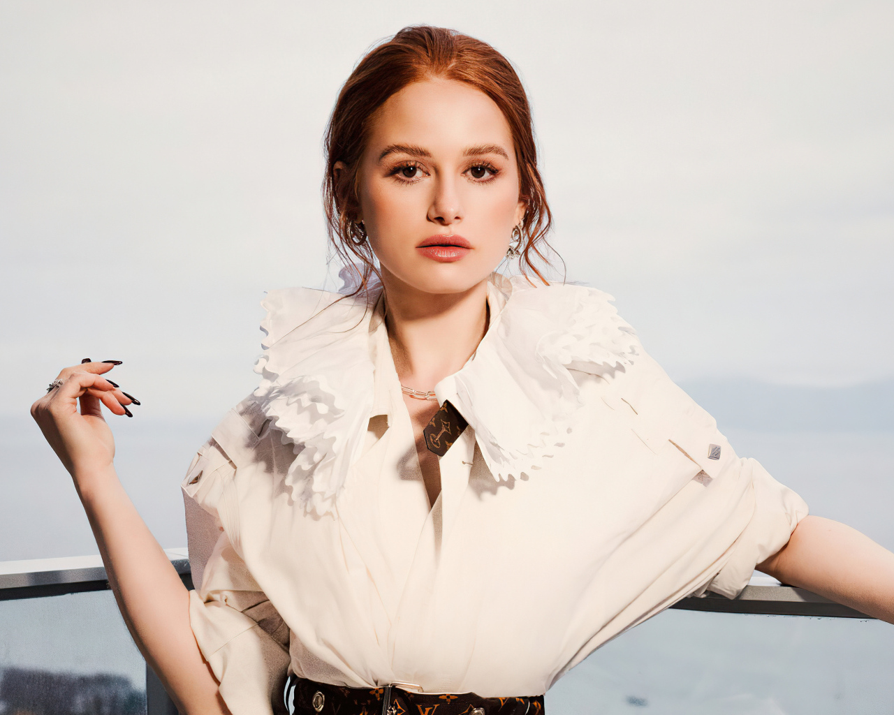 Актриса Мэделин Петш стоит у окна 