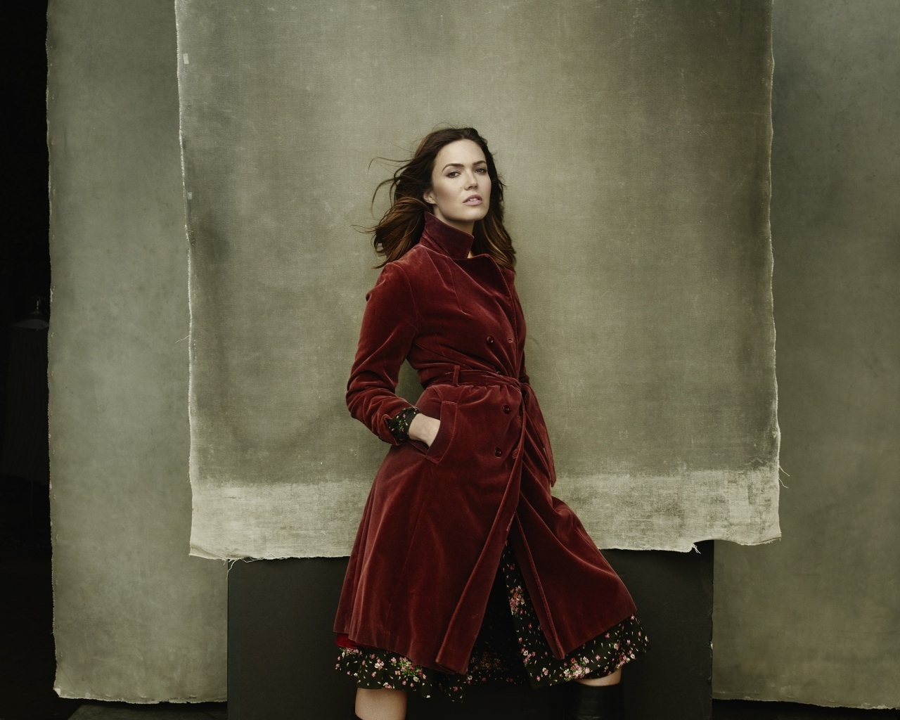 Актриса Мэнди Мур в красном пальто