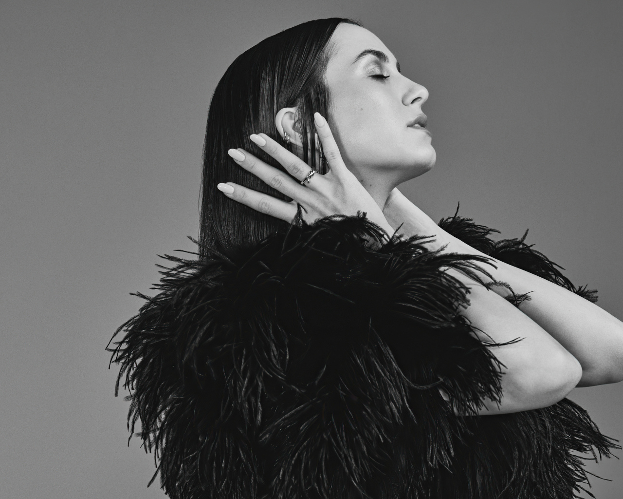 Актриса Мод Апатоу в черном платье на сером фоне