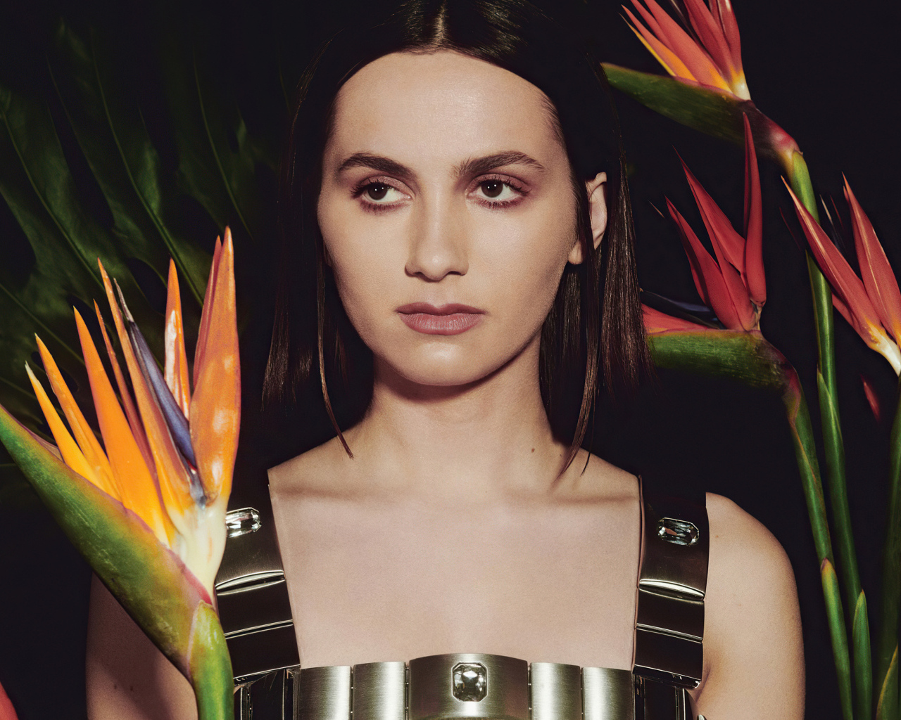 Актриса Мод Апатоу с цветами