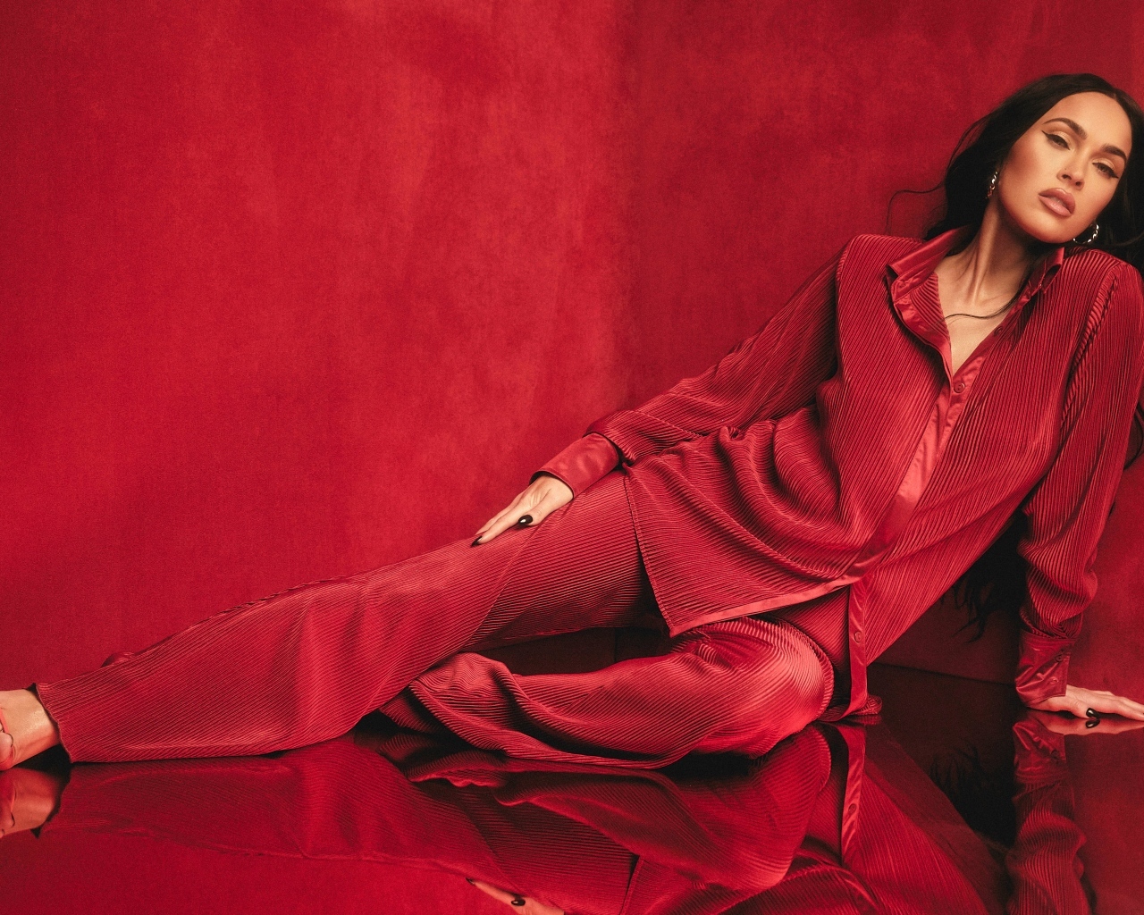 Актриса Меган Фокс в красном костюме