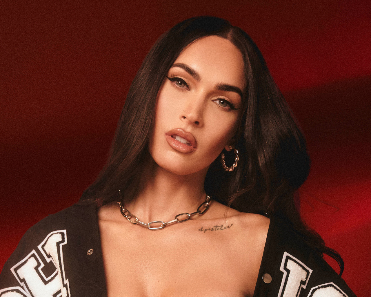 Актриса Меган Фокс на красном фоне