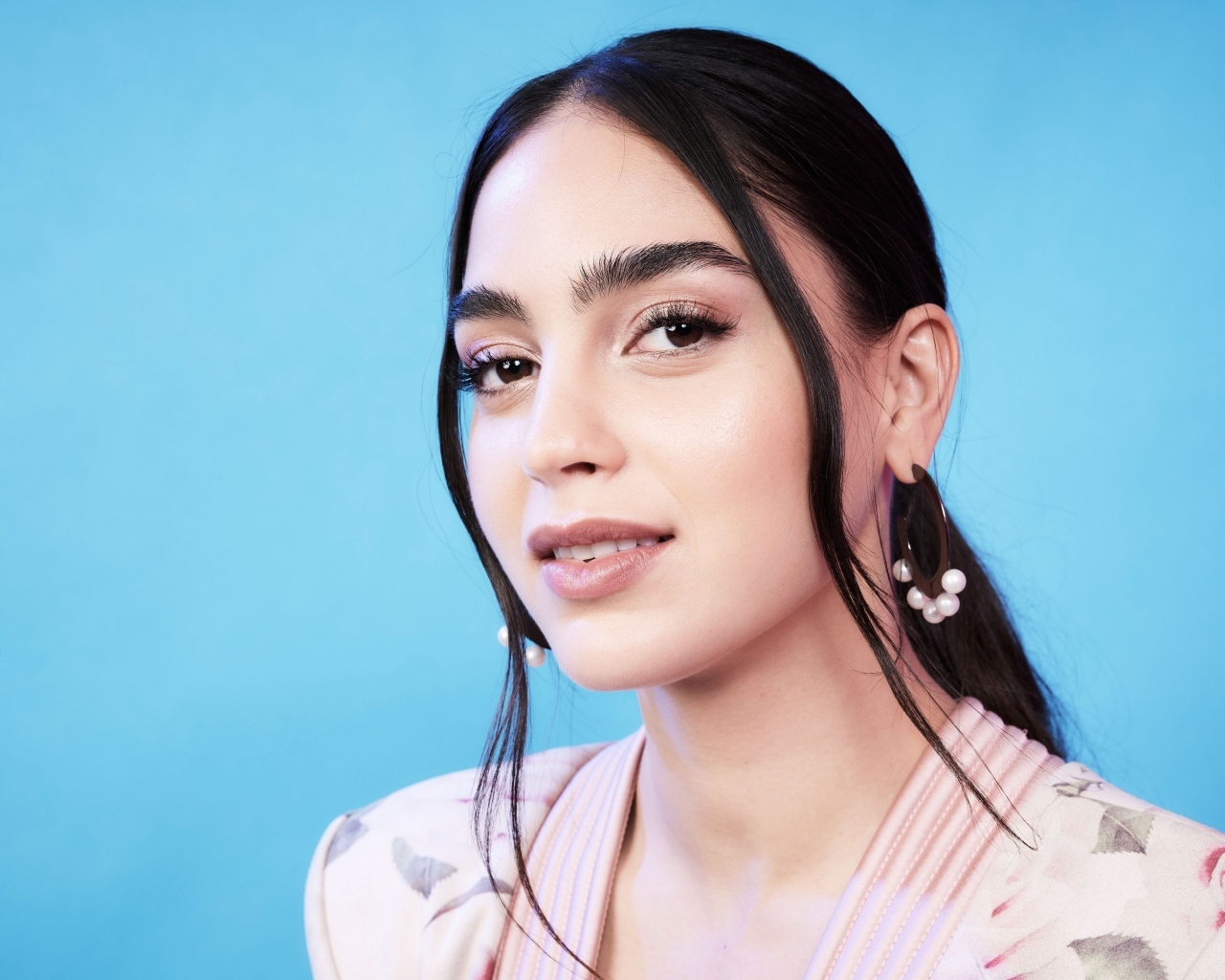 Актриса Мелисса Баррера на голубом фоне