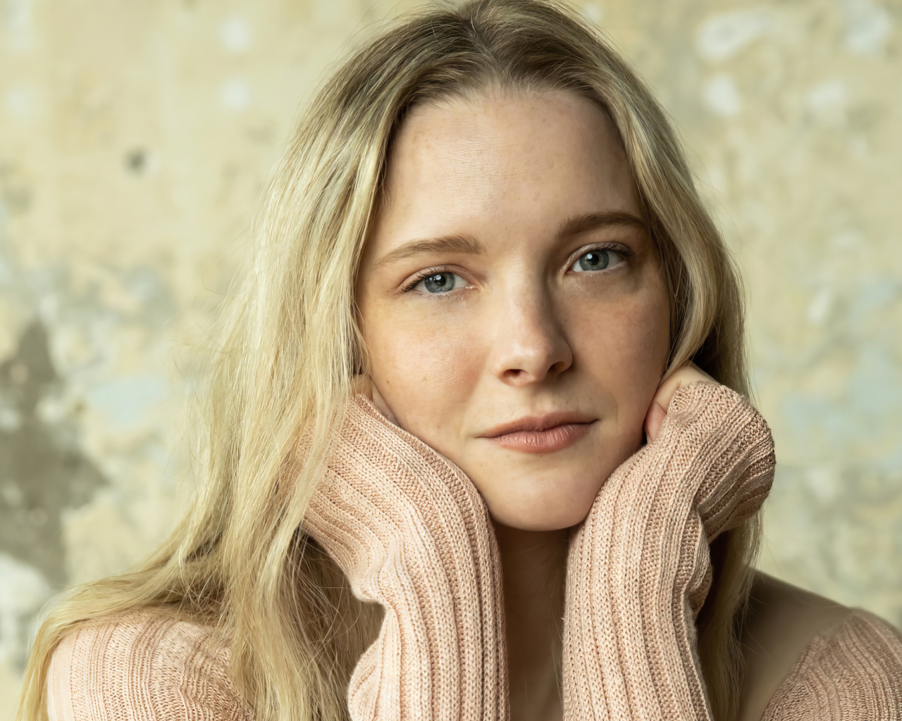 Актриса Морфидд Кларк в свитере