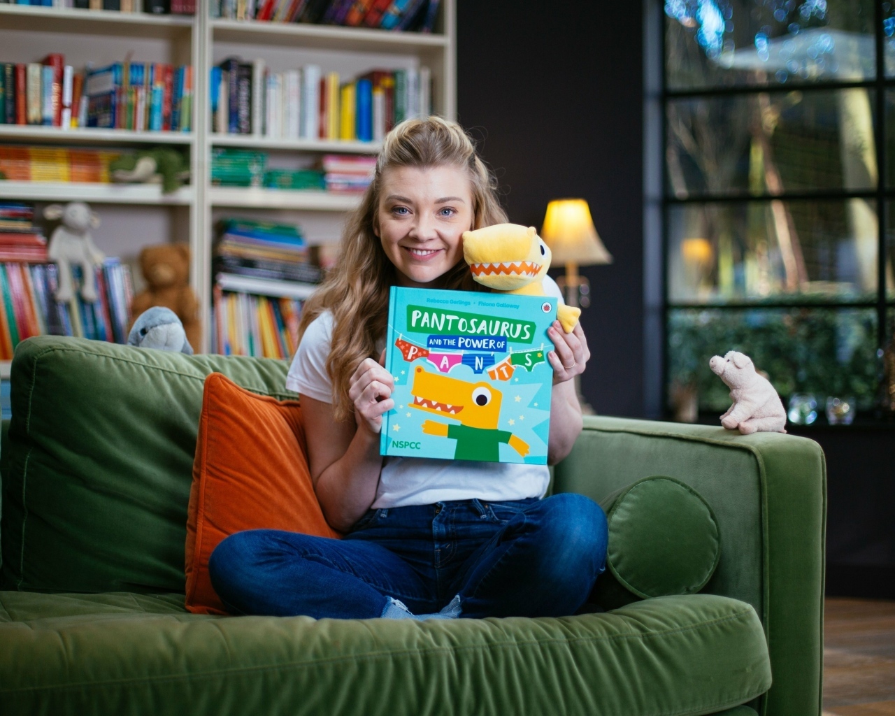 Актриса Натали Дормер  с книгой в руках на диване