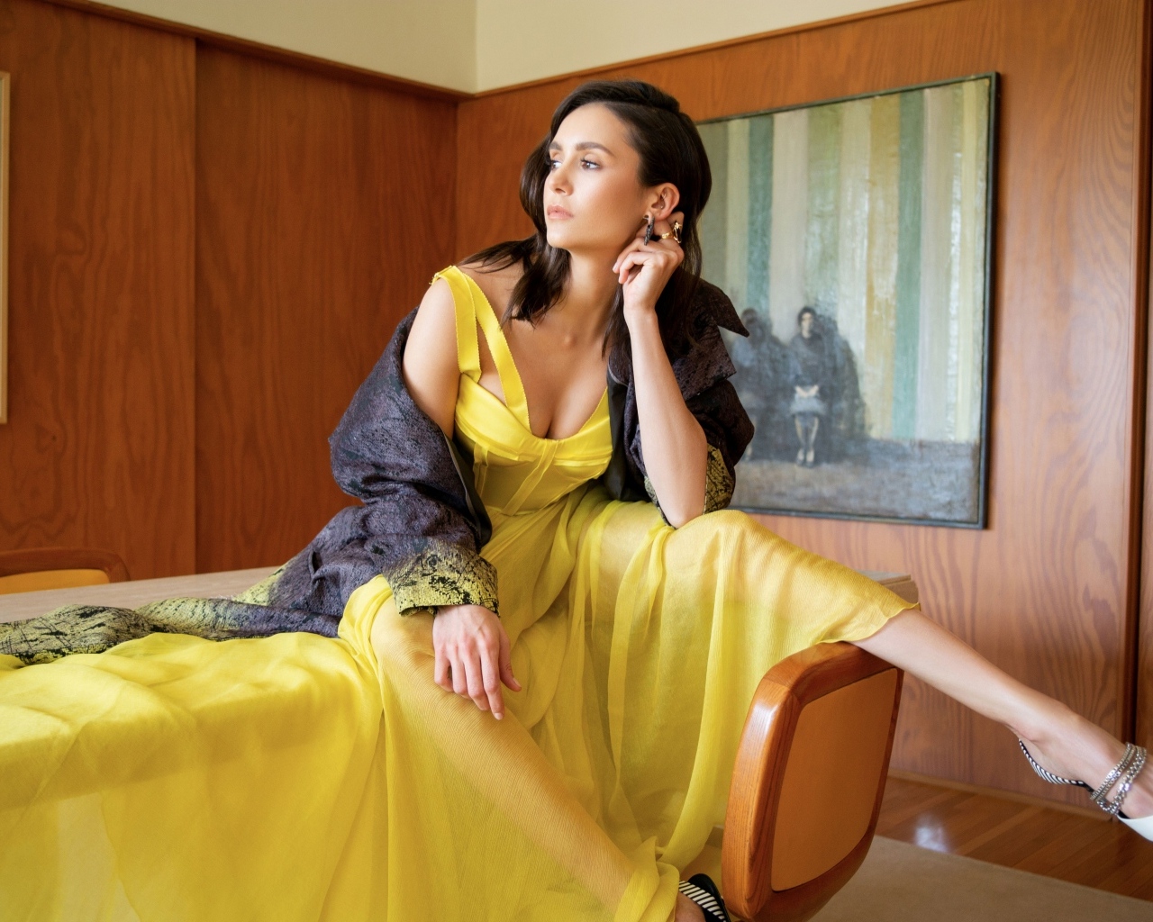 Актриса Нина Добрев в желтом платье