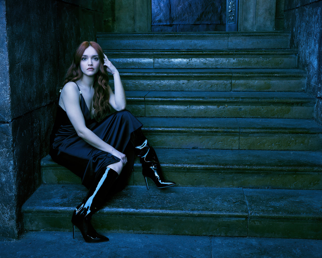 Актриса Оливия Кук сидит на ступеньках