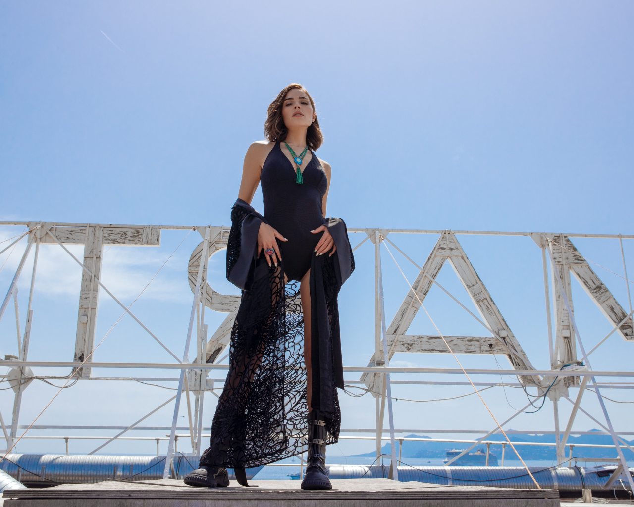 Актриса Оливия Калпо в черном купальнике