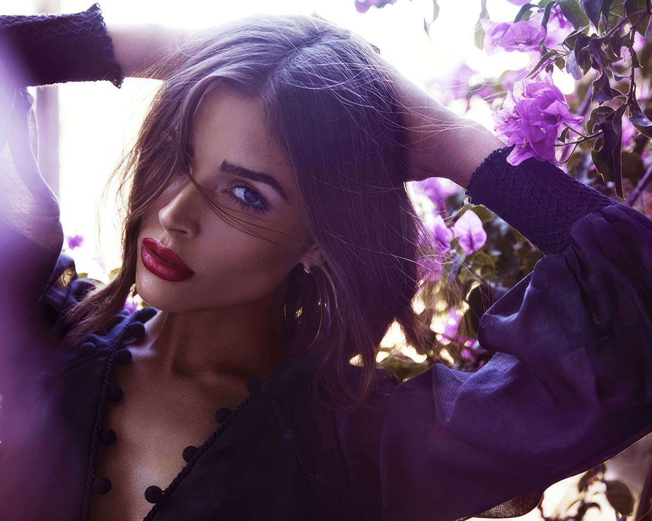 Актриса Оливия Калпо стоит у дерева