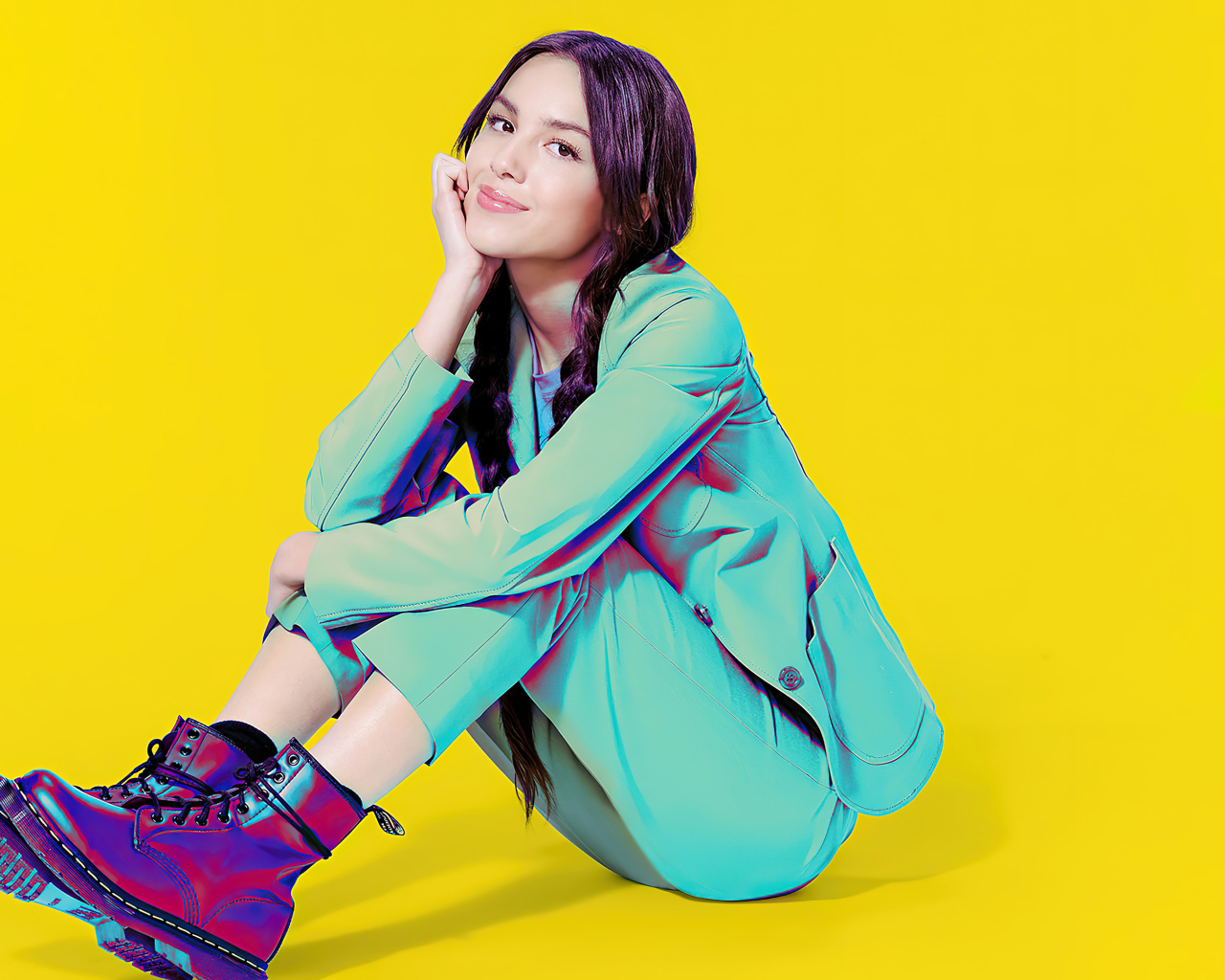 Актриса Оливия Родриго в костюме на желтом фоне