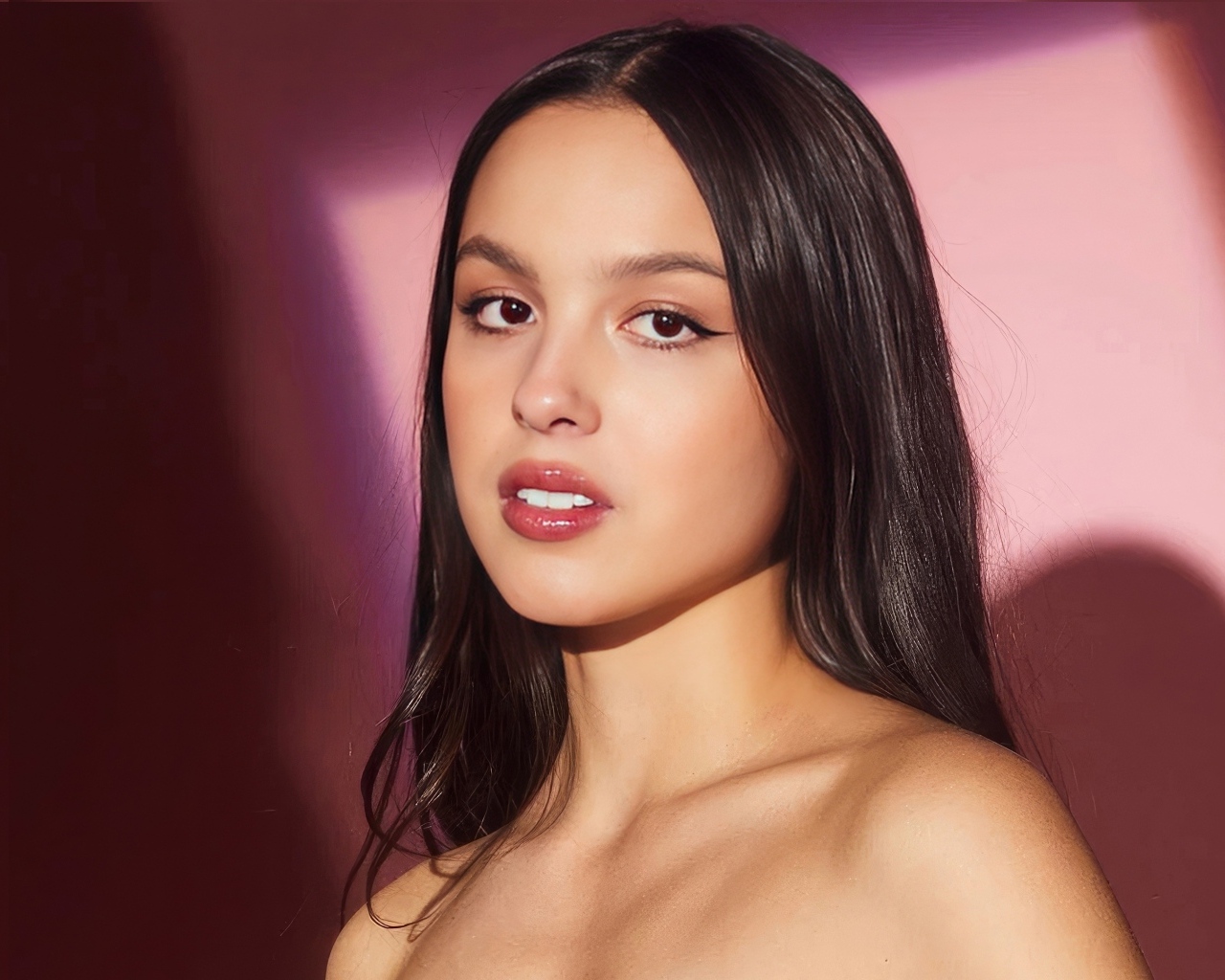 Актриса Оливия Родриго на розовом фоне