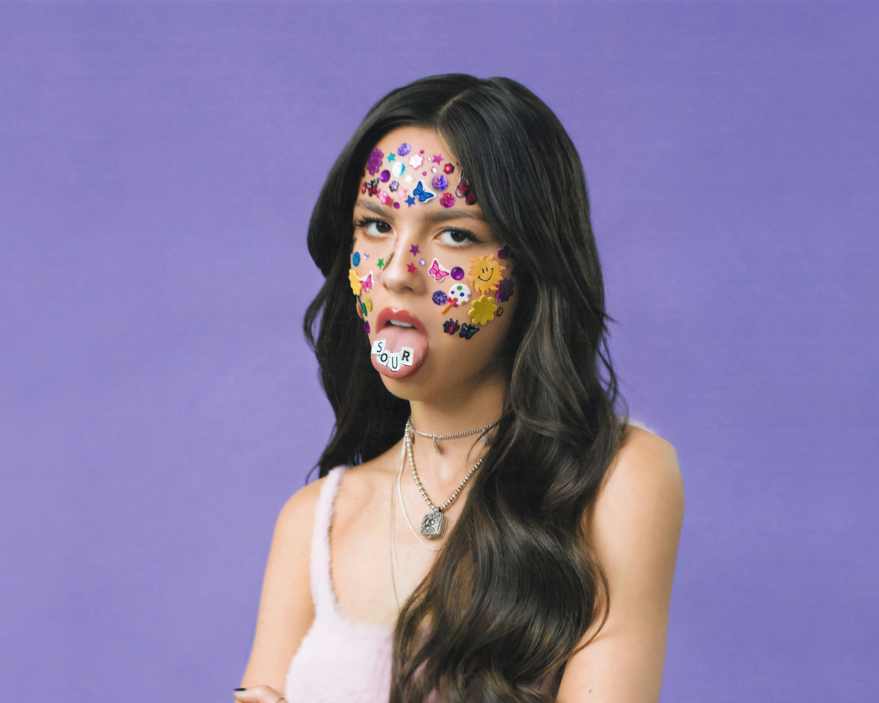 Актриса Оливия Родриго с наклейками на лице